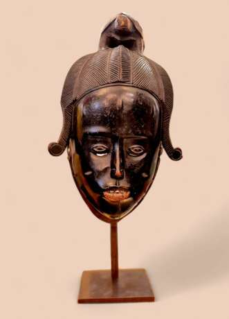 Ndoma Baule Portrait Mask Ivory Coast Wood lacquered patina Circa 1930 Lackiertes Holz 20th century - Foto 4