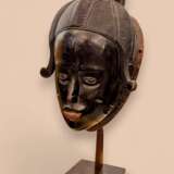 Ndoma Baule Portrait Mask Ivory Coast Wood lacquered patina Circa 1930 Lackiertes Holz 20th century - Foto 5
