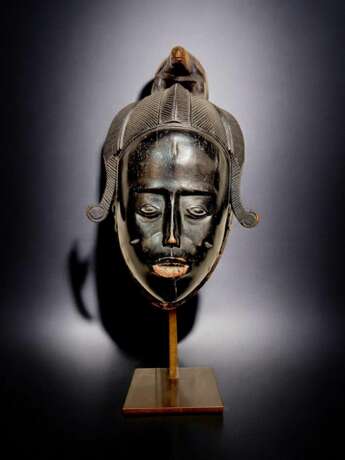 Ndoma Baule Portrait Mask Ivory Coast Wood lacquered patina Circa 1930 Lackiertes Holz 20th century - Foto 8
