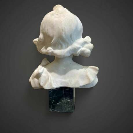 Late 19th-Century Carrara Marble Bust of a Young Girl - photo 3