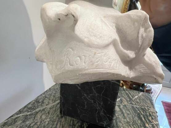 Late 19th-Century Carrara Marble Bust of a Young Girl - photo 4