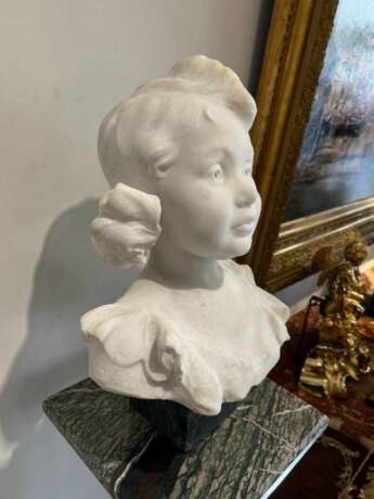 Late 19th-Century Carrara Marble Bust of a Young Girl - photo 5
