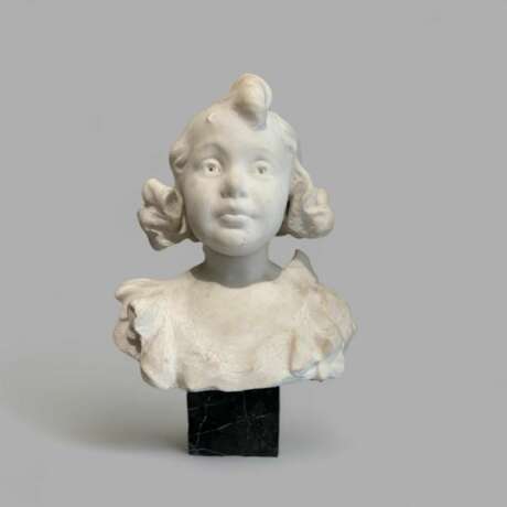 Late 19th-Century Carrara Marble Bust of a Young Girl - photo 7