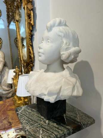 Late 19th-Century Carrara Marble Bust of a Young Girl - photo 8