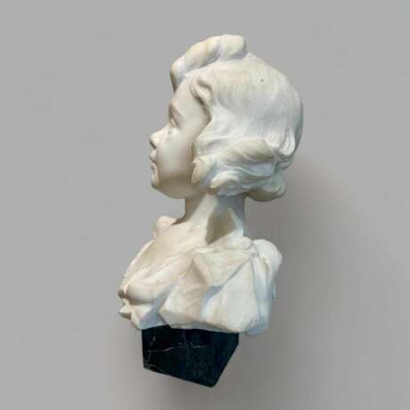 Late 19th-Century Carrara Marble Bust of a Young Girl - photo 9