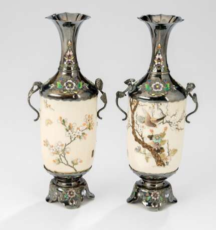 Paar kleine Vasen aus Elfenbein dekoriert im Shibayama-Stil in Silbermontur - фото 1