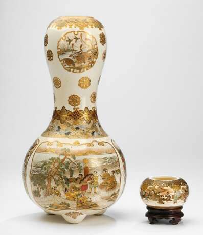 Kalebassenförmige Satsuma-Vase und kleines Väschen mit figuraler Staffage - photo 1