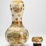 Kalebassenförmige Satsuma-Vase und kleines Väschen mit figuraler Staffage - Foto 1