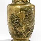 Vase aus messingfarbener Bronze mit Dekor von zwei spielenden Sishi - photo 1