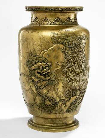 Vase aus messingfarbener Bronze mit Dekor von zwei spielenden Sishi - photo 1