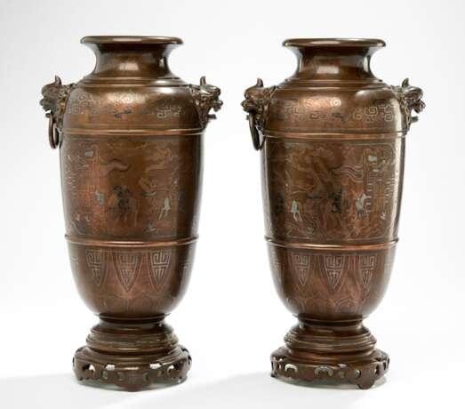 Paar Vasen aus Bronze mit figuralen Szenen und Handhaben in Form von Oni-Köpfen - photo 1