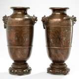 Paar Vasen aus Bronze mit figuralen Szenen und Handhaben in Form von Oni-Köpfen - фото 1