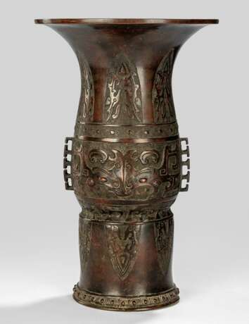Vase aus Bronze mit archaisierendem Dekor und Taotie-Masken - Foto 1