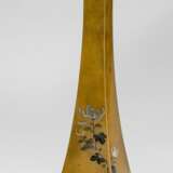 Viereckige Enghalsvase aus Bronze mit eingelegtem Dekor von Bambus u. Chrysanthemen - фото 1