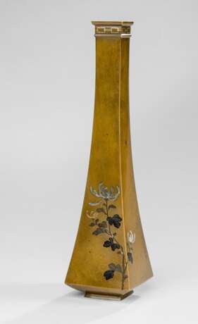Viereckige Enghalsvase aus Bronze mit eingelegtem Dekor von Bambus u. Chrysanthemen - photo 1