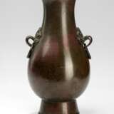 Rötlich braun patinierte tropfenförmige Vase mit Taotie-Henkeln aus Bronze - photo 1