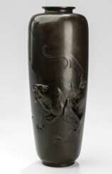 Vase aus Bronze mit Dekor eines brüllenden Tigers und Bambus