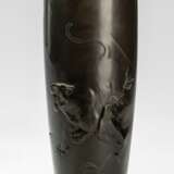 Vase aus Bronze mit Dekor eines brüllenden Tigers und Bambus - photo 1