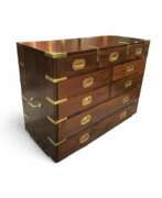 Catalogue des produits. 19th Century English Campaign Marine Chest of Drawers in Mahogany