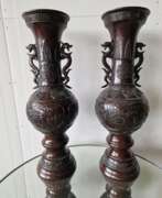 Catalogue des produits. A pair of beautiful Japanese bronze vases