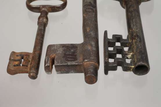 Drei historische Schlüssel - photo 5