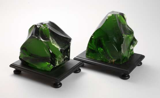 Paar dunkelgrüne Glasstücke - Foto 1