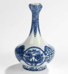 Kleine Vase aus Porzellan mit unterglasurblauem Dekor v. Doppelfischen in drei Reserven