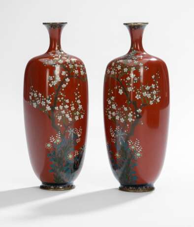 Paar Cloisonné-Vasen mit Dekor von Pflaumenblüten und Lilien auf rostrotem Grund - Foto 2