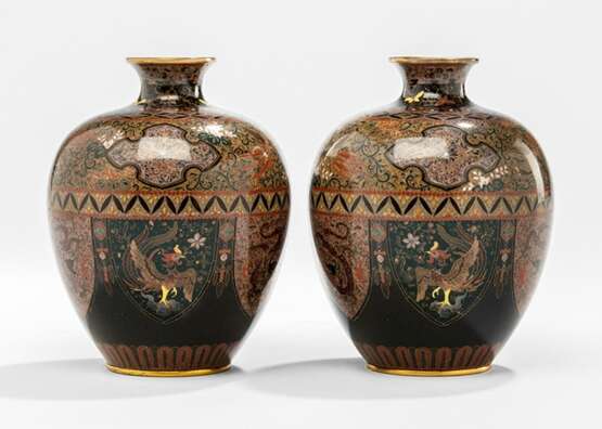 Paar Cloisonné-Vasen mit Dekor von Fabeltieren in Lanzettbordüre und Brokatmustern - photo 1