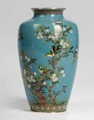 Cloisonné-Vase mit Dekor von Vögeln und Prunus auf taubenblauem Fond mit Silbereinfassung