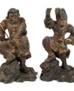 Übersicht. Zwei geschnitzte Figuren