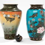 Drei Cloisonné-Vasen mit polychromem Dekor v. Schmetterlingen bzw. einem Drachen - Foto 1