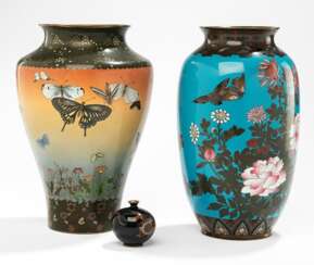 Drei Cloisonné-Vasen mit polychromem Dekor v. Schmetterlingen bzw. einem Drachen