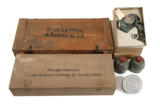 Zwei Kisten und drei Gasmasken 2. Weltkrieg - photo 1