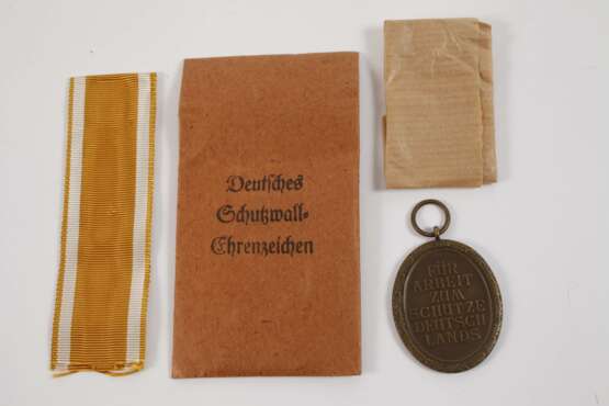 Konvolut Schutzwallehrenzeichen - photo 2