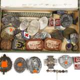 Konvolut Orden und Abzeichen - photo 1