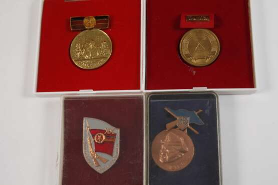 Konvolut Orden und Plaketten DDR - photo 3