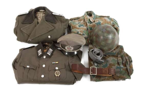 Zwei Uniformen DDR - Foto 1