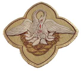 Parament mit Reliefstickerei 