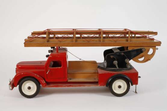 Hedo großer Feuerwehr-Leiterwagen und Zapfsäule - photo 5