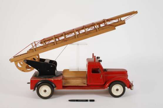 Hedo großer Feuerwehr-Leiterwagen und Zapfsäule - photo 7