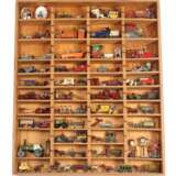 Sammlung Miniatur-Spielzeug im Setzkasten - photo 1