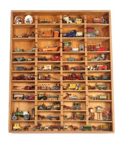 Sammlung Miniatur-Spielzeug im Setzkasten - photo 1