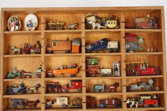 Sammlung Miniatur-Spielzeug im Setzkasten - photo 2