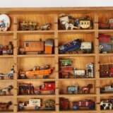 Sammlung Miniatur-Spielzeug im Setzkasten - photo 2