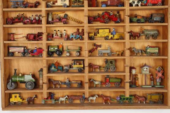Sammlung Miniatur-Spielzeug im Setzkasten - photo 3