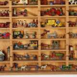Sammlung Miniatur-Spielzeug im Setzkasten - photo 3