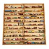 Sammlung Miniatur-Spielzeug im Setzkasten - фото 1