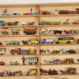 Sammlung Miniatur-Spielzeug im Setzkasten - фото 2
