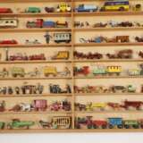 Sammlung Miniatur-Spielzeug im Setzkasten - фото 3